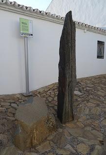 Imagen del mes: Menhir de La Cardenchosa, en el término de Azuaga Imagen del mes: Menhir de La Cardenchosa, en el término de Azuaga