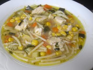 Sopa de pollo con verduras, fideos y maíz