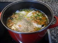 Preparando la sopa de pollo.