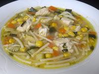 Receta de sopa de pollo con verduras y maíz.