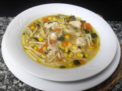 Sopa de pollo con verduras y maíz.