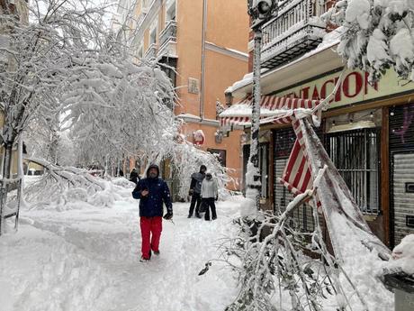 «Filomena» complica los esfuerzos de retirar la nieve en España