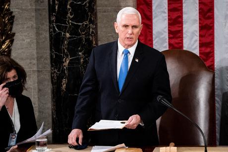 Pence rechaza invocar la 25a Enmienda para destituir a Trump