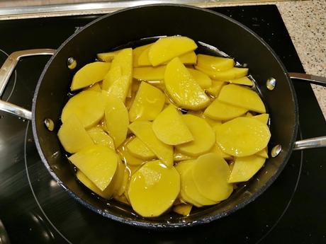 Tortilla de patatas rellena de jamón y queso