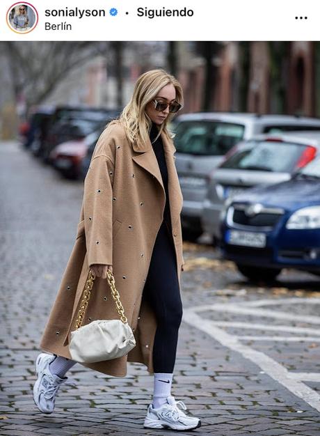 LOS CALCETINES SALEN AL EXTERIOR.-