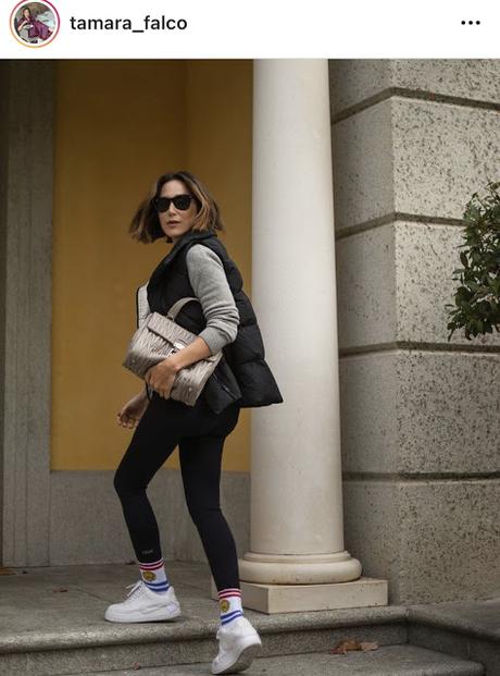 LOS CALCETINES SALEN AL EXTERIOR.-