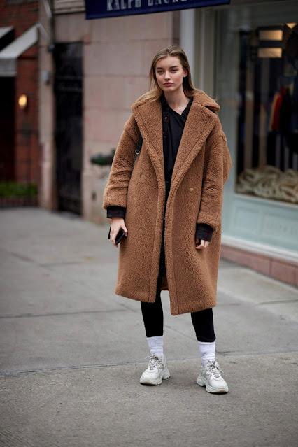 LOS CALCETINES SALEN AL EXTERIOR.-