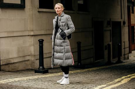 LOS CALCETINES SALEN AL EXTERIOR.-