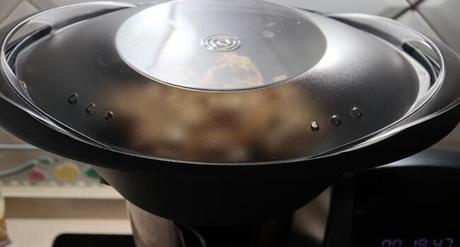 Ponemos los champiñones con el recipiente varoma y abajo la salsa