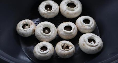 Ponemos las cabezas de los champiñones en el varoma y rellenamos