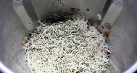 Mezclamos todos los ingredientes junto con el queso