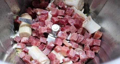 Freímos unos ajos y después ponemos los tacos de jamón junto a los troncos del champiñón