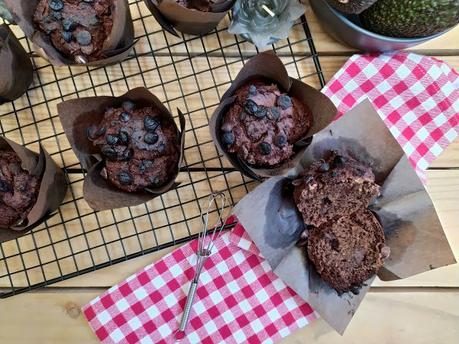 Muffins integrales de aguacate y chocolate. Receta saludable. Desayuno, merienda postre. Vegano Invierno, horno Cuca Muffins integrales de aguacate y chocolate. Receta saludable. Desayuno, merienda postre. Vegano Invierno, horno Cuca