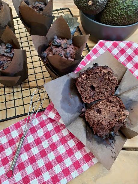 Muffins integrales de aguacate y chocolate. Receta saludable. Desayuno, merienda postre. Vegano Invierno, horno Cuca Muffins integrales de aguacate y chocolate. Receta saludable. Desayuno, merienda postre. Vegano Invierno, horno Cuca