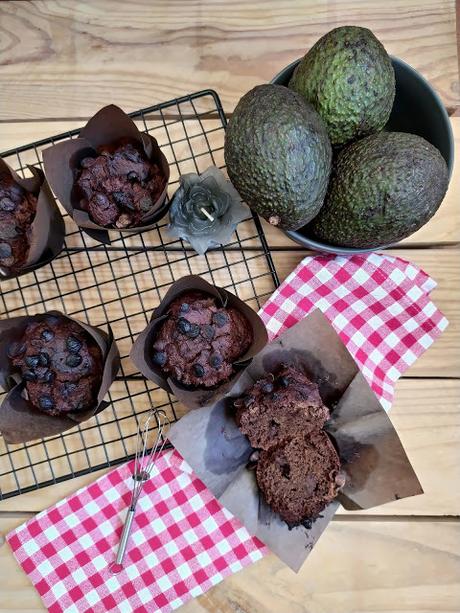 Muffins integrales de aguacate y chocolate. Receta saludable. Desayuno, merienda postre. Vegano Invierno, horno Cuca Muffins integrales de aguacate y chocolate. Receta saludable. Desayuno, merienda postre. Vegano Invierno, horno Cuca
