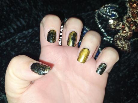 Diseño de uñas en negro y dorado, ideal para Navidad o Año Nuevo