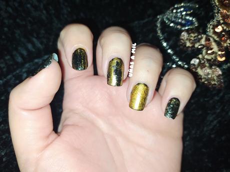 Diseño de uñas en negro y dorado, ideal para Navidad o Año Nuevo