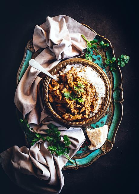 Curry de ternera con arroz y pan naan