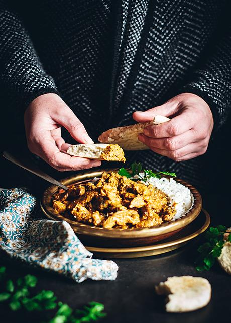 Curry de ternera con arroz y pan naan