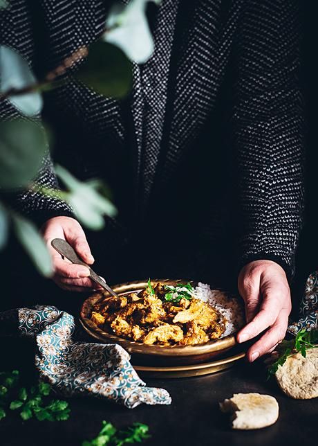 Curry de ternera con arroz y pan naan