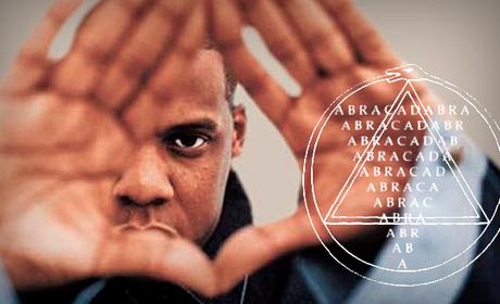 Cantante Jay-Z haciendo el símbolo del triángulo illuminati