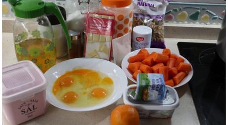 Los ingredientes necesarios para hacer el bizcocho para la tarta de zanahorias en Mambo