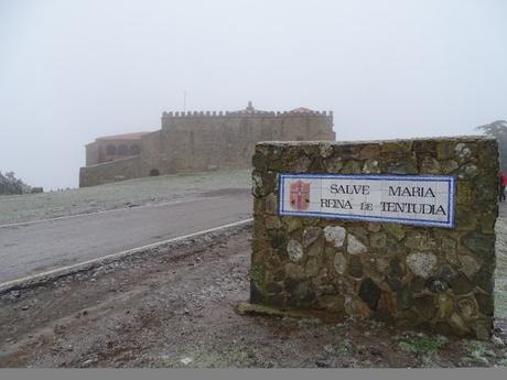 El Monasterio de Tentudía bajo la nieve, una curiosa visita.