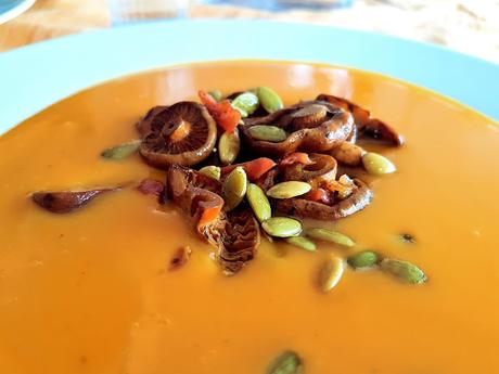 CREMA DE CALABAZA ASADA CON NISCALOS SALTEADOS