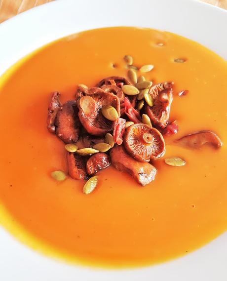 CREMA DE CALABAZA ASADA CON NISCALOS SALTEADOS