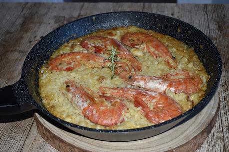 Arroz con sepia, calamar, gambones y picada de ñora