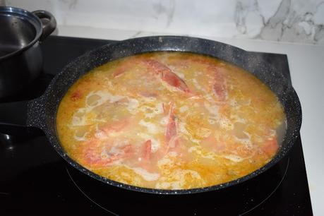 Arroz con sepia, calamar, gambones y picada de ñora