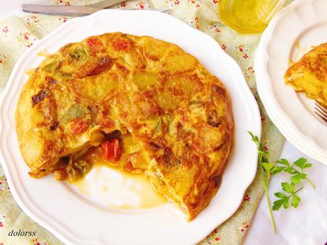 Tortilla de patatas, cebolla y pimiento con chistorra Tortilla de patatas, cebolla y pimiento con chistorra