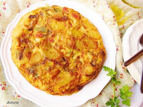 Tortilla de patatas, cebolla y pimiento con chistorra Tortilla de patatas, cebolla y pimiento con chistorra