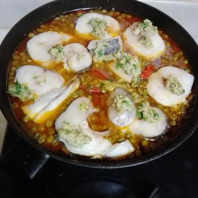 Guiso de merluza con guisantes