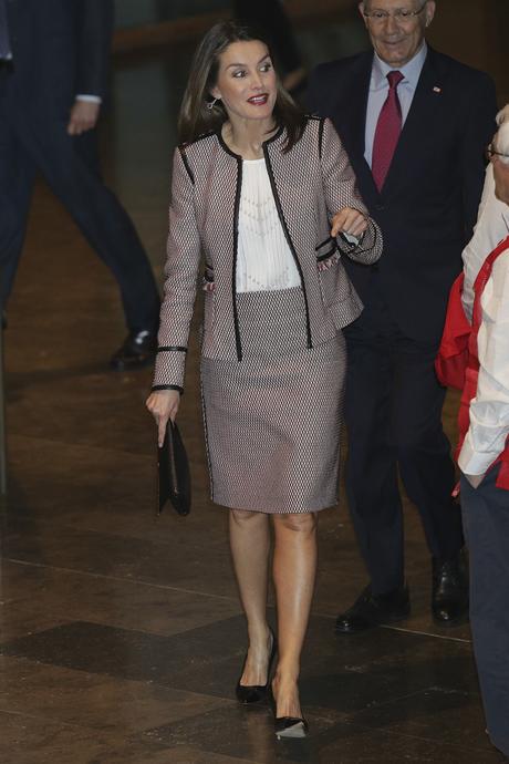 Falda Rosa Palo Con Medias Negras