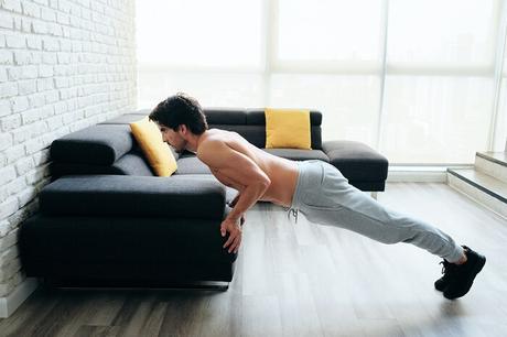 El mejor entrenamiento de brazos en casa que harás este año Flexiones con agarre inverso