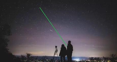 El uso de Punteros láser verdes para la divulgación de la astronomía