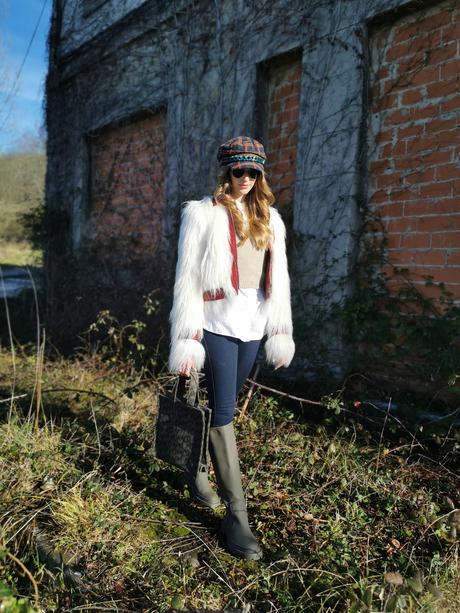 Combatiendo el frío con un look fluffy jacket