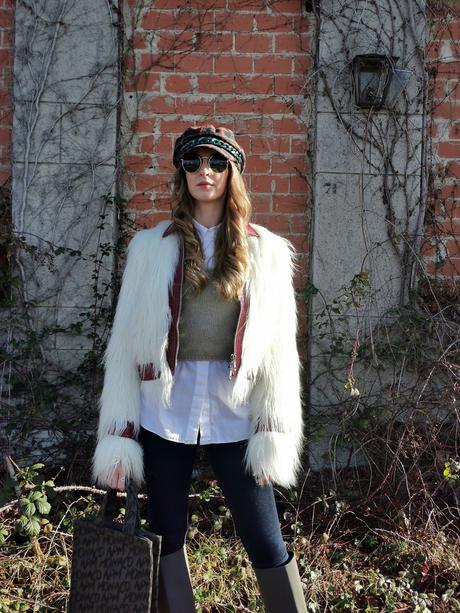 Combatiendo el frío con un look fluffy jacket