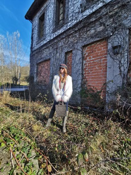 Combatiendo el frío con un look fluffy jacket