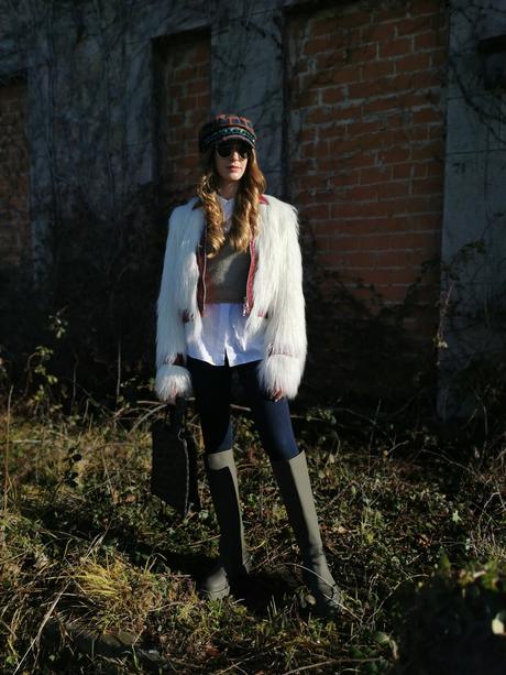 Combatiendo el frío con un look fluffy jacket