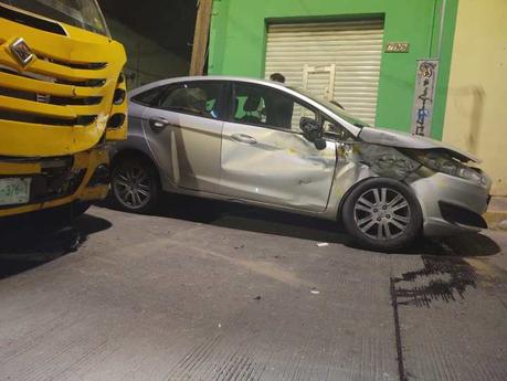 Tremendo susto: camión choca vehículo con familia abordo en Pedro Montoya
