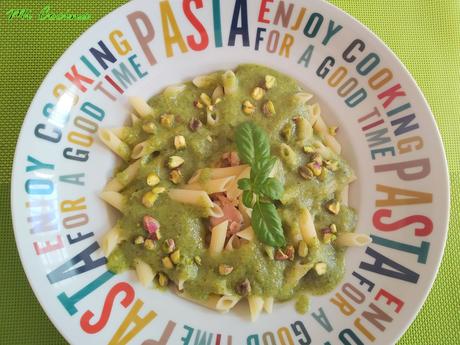 MACARRONES CON ATÚN, PESTO DE PISTACHOS Y ALBAHACA