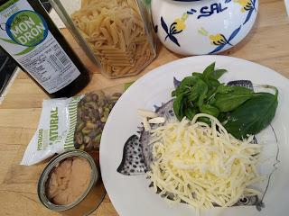 MACARRONES CON ATÚN, PESTO DE PISTACHOS Y ALBAHACA