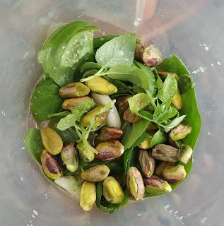 MACARRONES CON ATÚN, PESTO DE PISTACHOS Y ALBAHACA