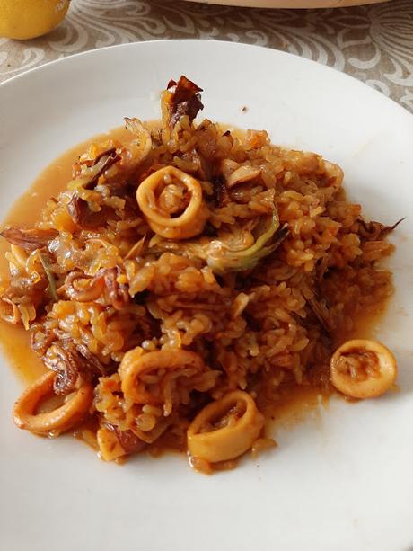 ARROZ CONJAK CON ALCACHOFAS Y CALAMARES