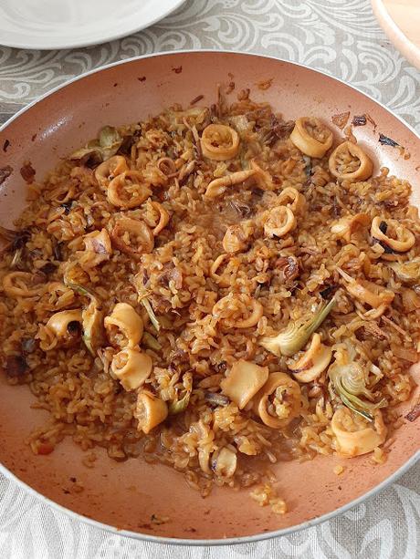 ARROZ CONJAK CON ALCACHOFAS Y CALAMARES