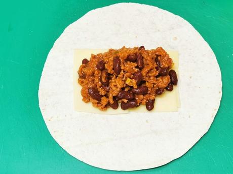 Burritos rellenos de carne picada y frijoles, receta mexicana