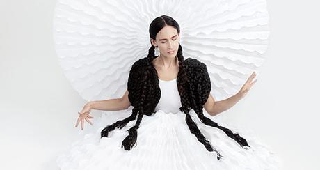 Chica encara recta final para publicación España nuevo disco Loba