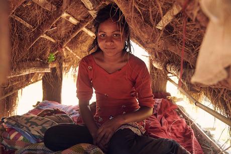 Pobreza menstrual y copa menstrual. Joven nepalí en Chhaupadi